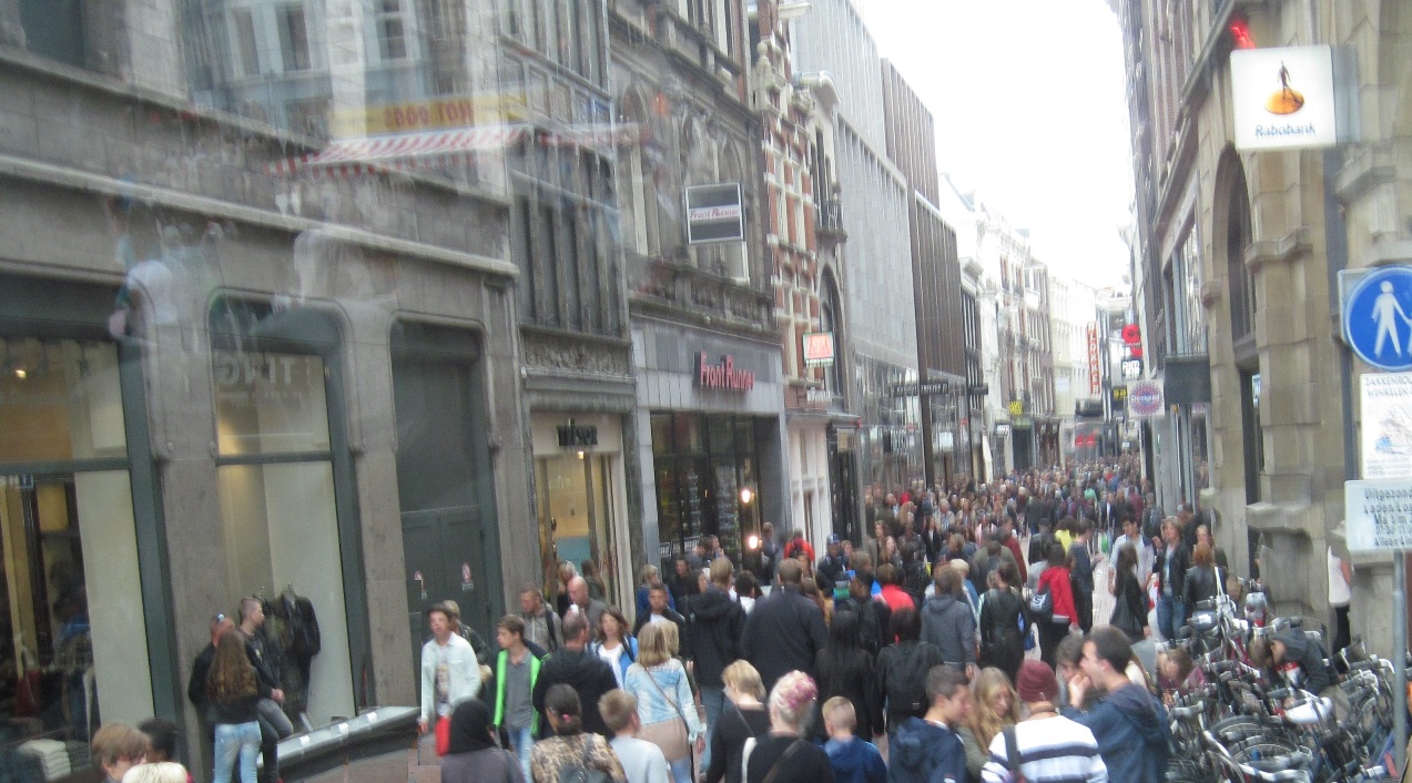 9- Amsterdam- Una strada affollata